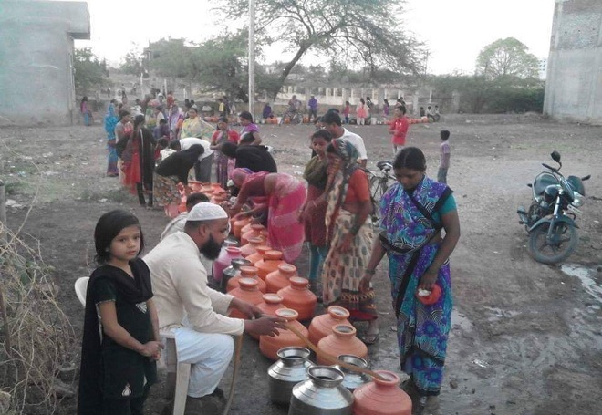 Source: Facebook April 17, 2016 Meet Mdohammad Mateen from Latur. He distributes 8000-10000 litres of free water everyday to 150-200 households from his bore-well to the drought affected people.